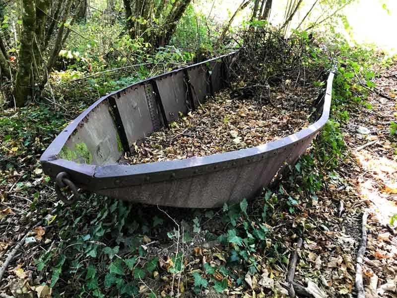 Mitten im Wald bei Boussières liegt ein altes Anglerboot