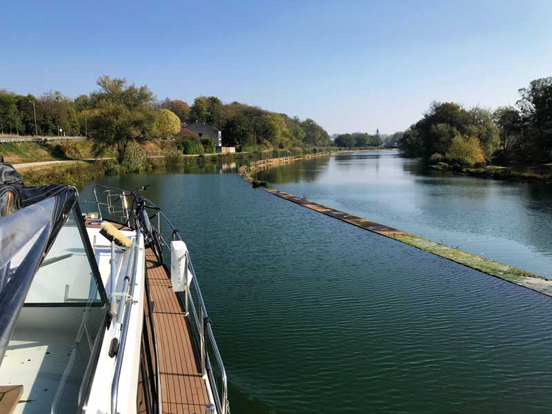 Der kanal du Rhône au Rhin verläuft teilweise neben dem, teilweise im Doubs