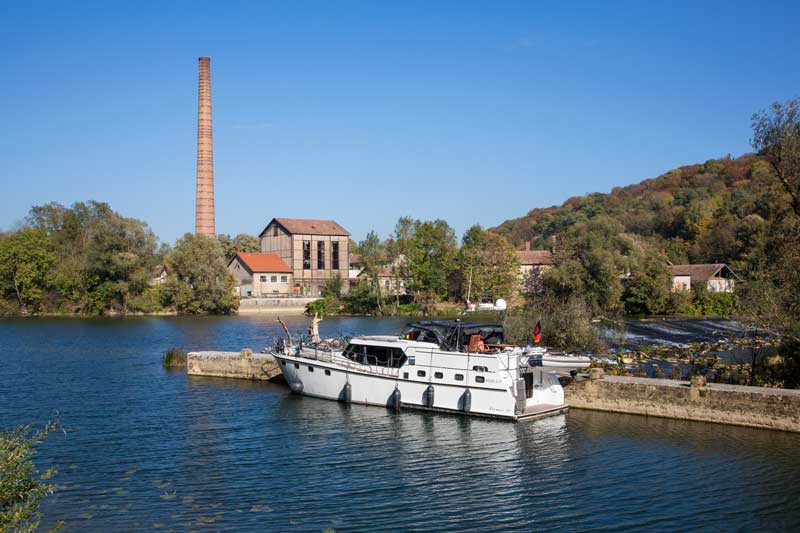 Liegeplatz an der alten Papiermühle von Boussières auf dem Canal du Rhône au Rhin
