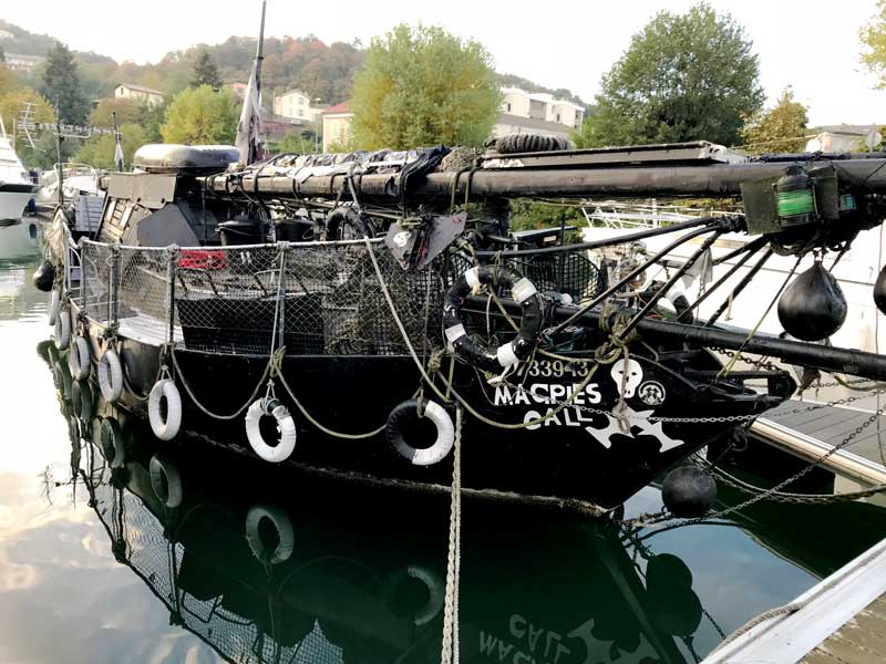 Piratenschiff im Hafen von Les Roches-de-Condrieu