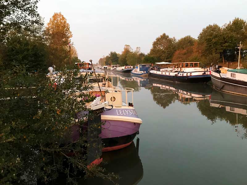 In der alten Schleuse in Saint-Jean-de-Losne liegen viele alte, zu Hausbooten umgebaute Lastkähne