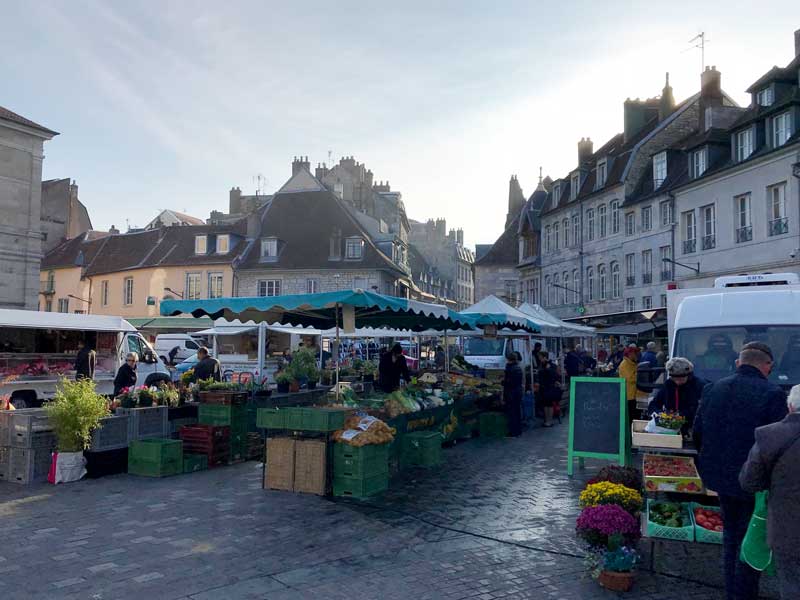 Auf der Place de Révolution in Besançon findet der Wochenmarkt statt