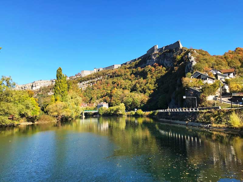 Wenn man auf dem Doubs auf Besançon zufährt, sieht man bereits von weitem die Zitadelle