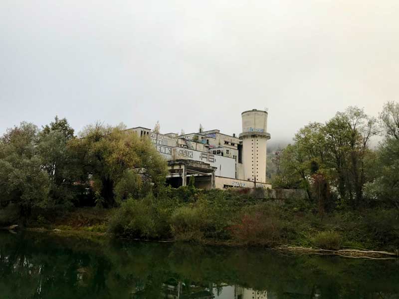 Bei Besançon steht eine große alte Fabrik, die mit Graffiti übersät ist