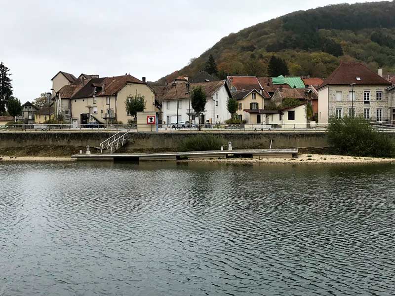 Bei dem niedrigen Wasserstand des Doubs liegen die Anleger teilweise auf dem Trockenen