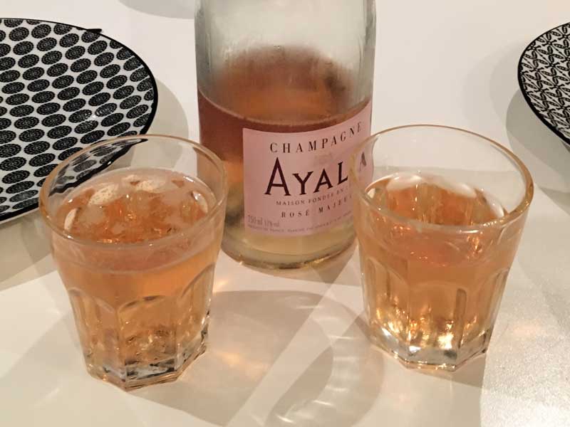 Wir feiern Bergfest bei der Hälfte der Strecke und trinken unseren Champagne Ayala