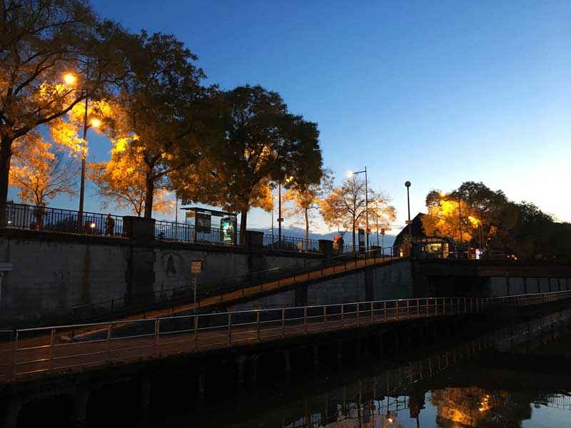 In der Abenddämmerung haben wir einen schönen Ausblick vom Boot im Port de Plaisance Vieux Bassin Mulhouse