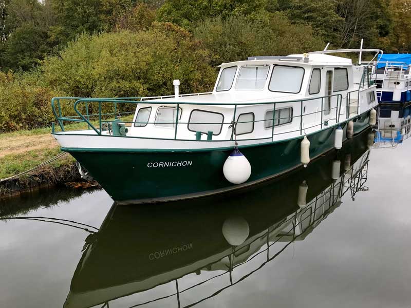 Dieses kleine grüne Boot trägt den passenden Namen Cornichon