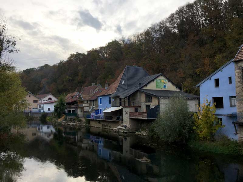Der Ort Isle-sur-le-Doubs wirkt ziemlich düster