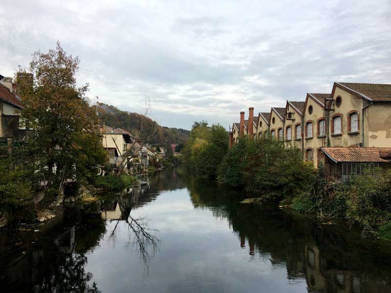 Auch in Isle-sur-le-Doubs steht wieder eine alte Fabrik am Ufer