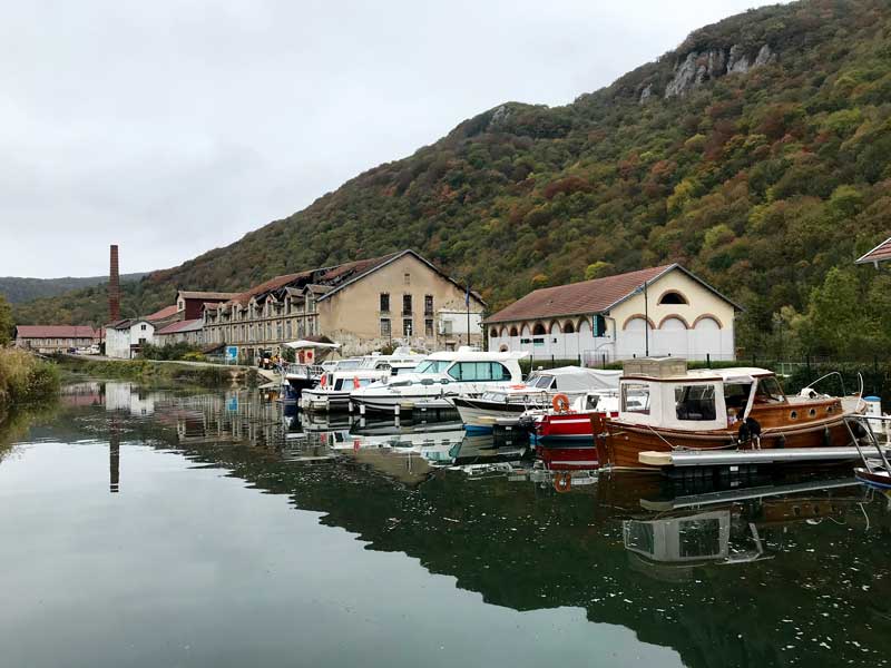 Deluz hat einen netten kleinen Hafen für Freizeitschiffer