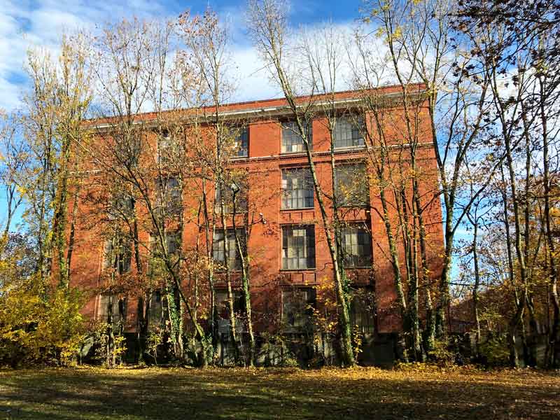 Schöne alte Backsteinbauten auf dem alten DMC Gelände in Mulhouse