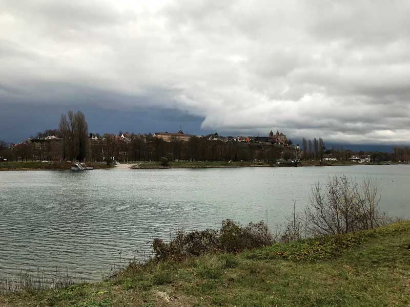 Der Yachthafen l'Ile du Rhin liegt gegenüber von Breisach