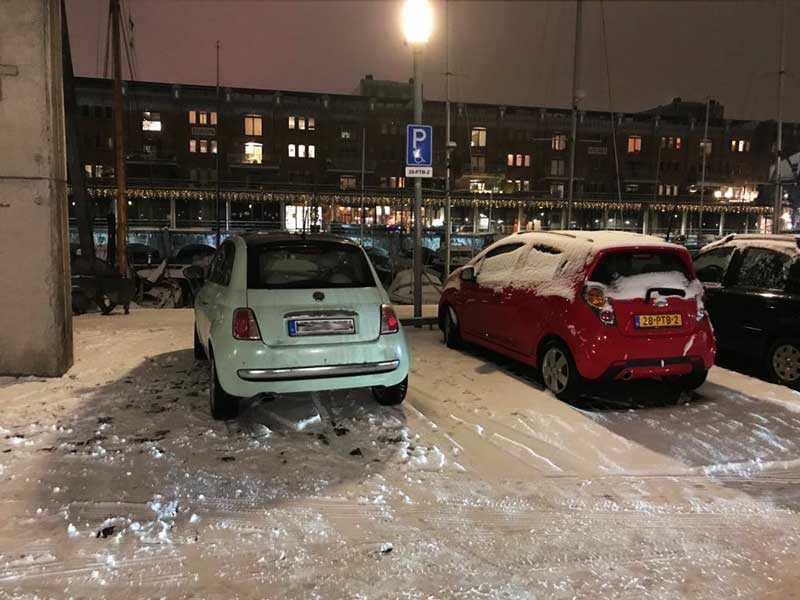 Ich freue mich, dass mein Fiat 500 am Hafen steht