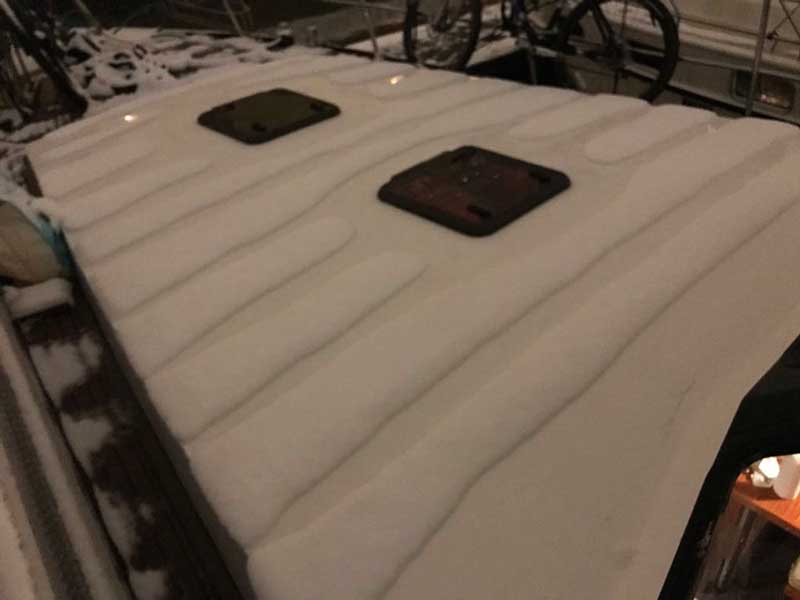 Wenn Schnee auf dem Boot liegt, schmilzt er in Streifen ab, wo die Deckenisolierung schlecht ist