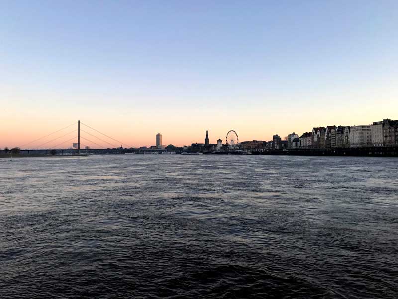 Als wir in Düsseldorf aufbrechen, wird es gerade hell, und der Morgenhimmel ist hübsch rosa