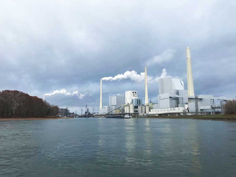 Jetzt wird es richtig industriell, hier eine große Fabrik bei Rheinau