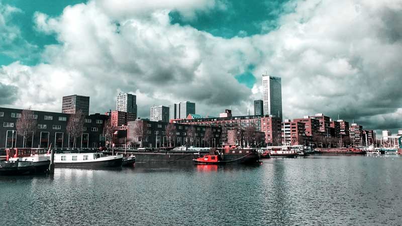 Blik über den Binnenhaven mit stürmischen Aprilwolken