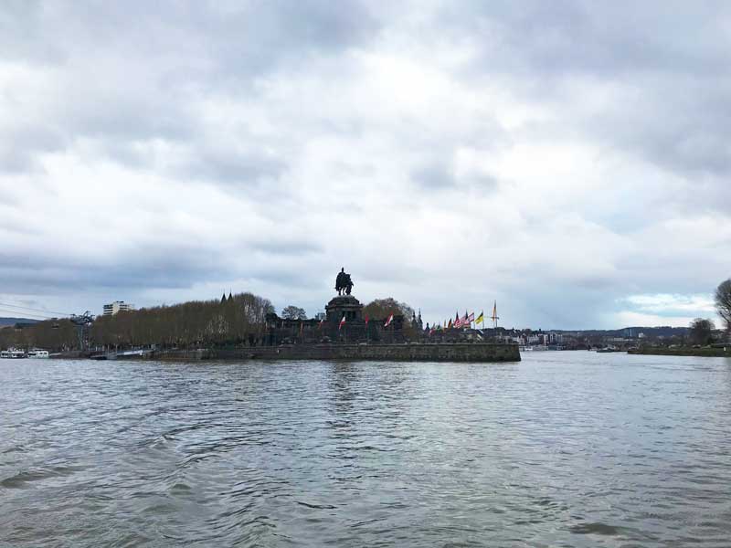 Das Deutsche Eck mit der imposanten Reiterstatue in Koblenz, wo die Mosel in den Rhein mündet