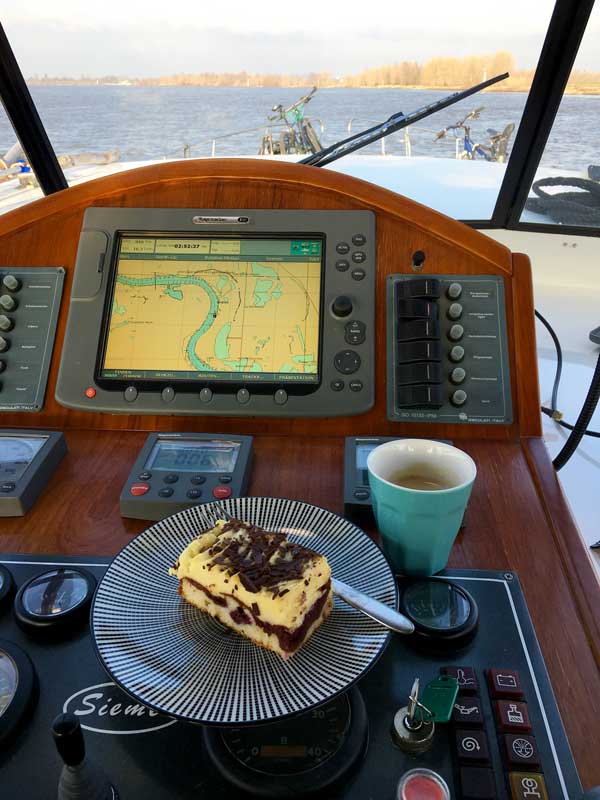 Auf meinem Steuerstand stehen eine Tasse Kaffee und ein Stück Kuchen, eine Donauwelle - und das auf dem Rhein!