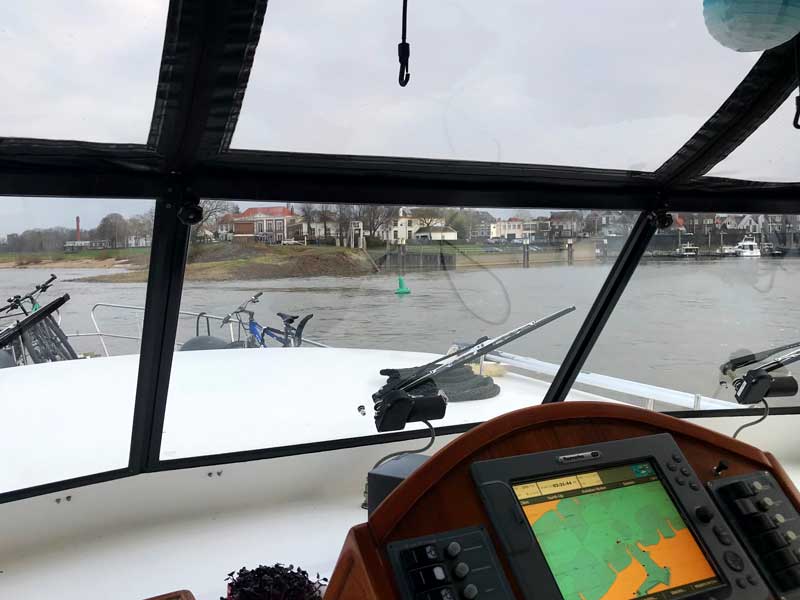 Die Einfahrt in den Hafen Zaltbommel ist sehr schmal, und die Strömung ist recht stark