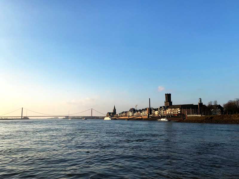 Vom Rhein aus betrachtet ist Emmerich recht hübsch