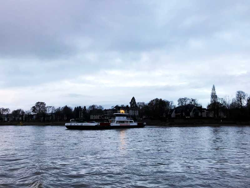 Die Fähren bei Königswinter sind mit Sternen weihnachtlich geschmückt