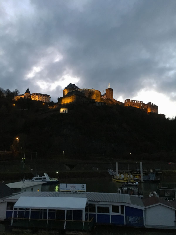 Über dem Sportboothafen thront die Burg Rheinfels, die nachts sehr schön beleuchtet ist