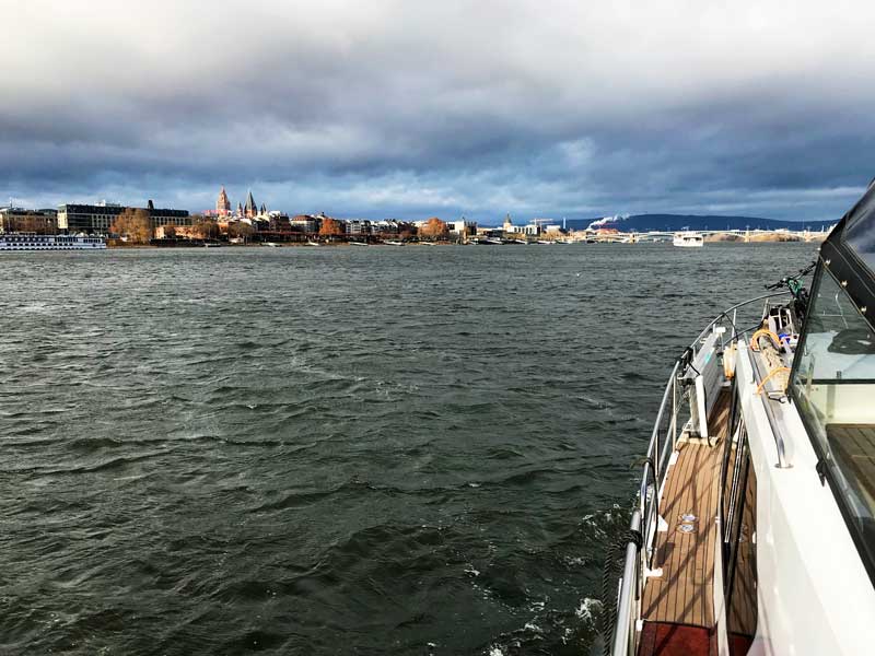 Mainz sieht vom Wasser her sehr schön aus mit seinen vielen Türmen