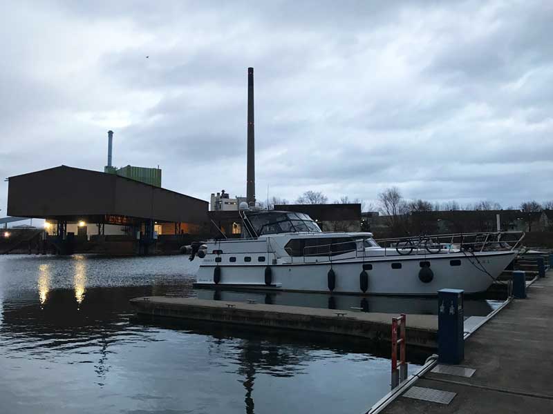 Auch der Yachthafen Karlsruhe Maxau ist nicht besonders schön. Auf der einen Seite des Beckens liegen Industrieanlagen, auf der anderen Seite die Autobahn.