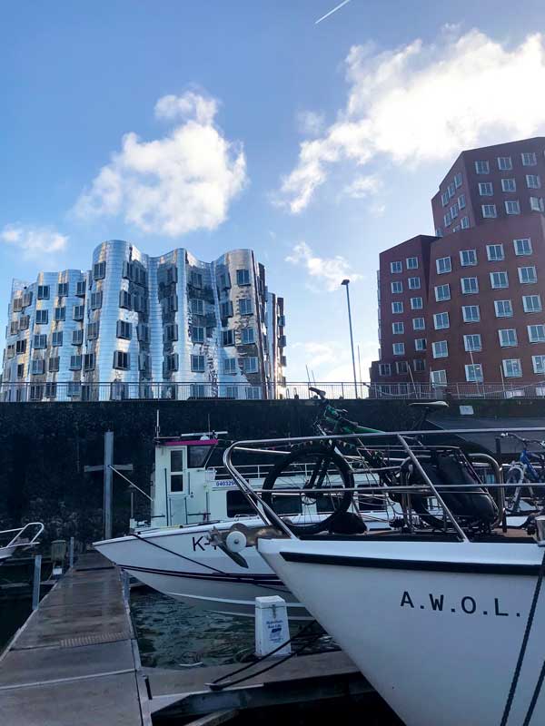 Die Bauten von Gehry verleihen dem Medienhafen ein ungewöhnliches Gesicht