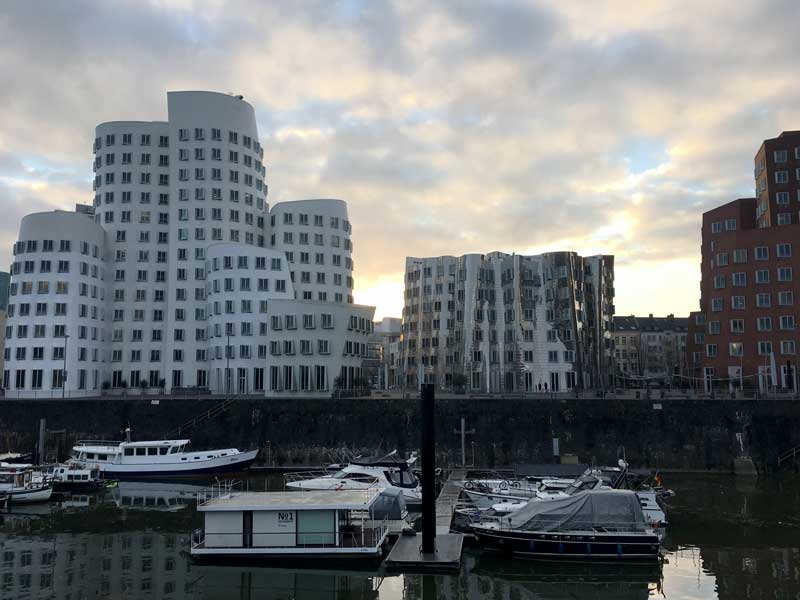 Die Sonne geht hinter den spannenden Gehry-Bauten auf während unserer Morgengassirunde