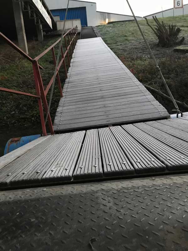 Der Aufgang vom Steg ist eine sehr steile Holzrampe, die komplett von Raureif bedeckt ist