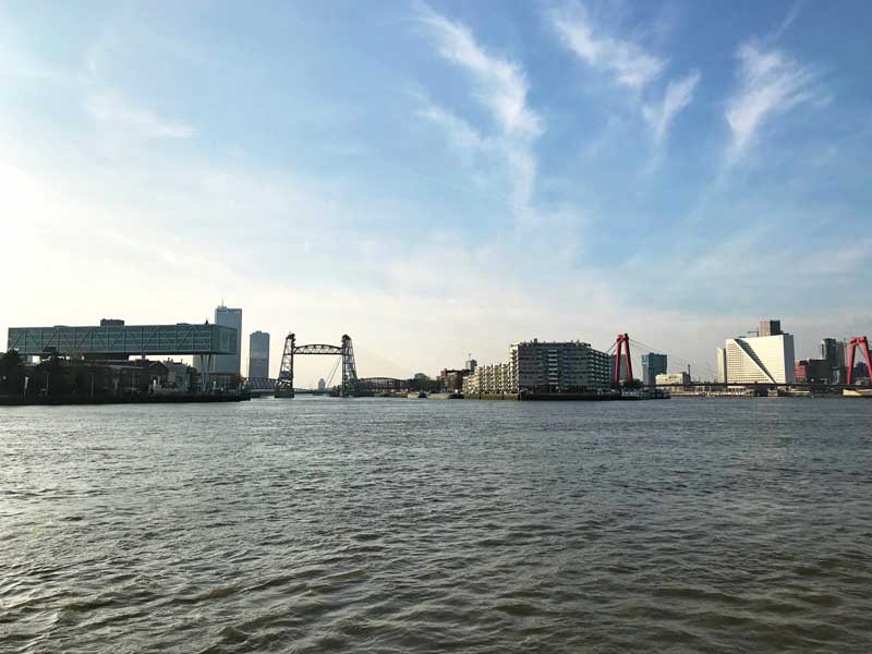 Die Silhouette von Rotterdam mit Hefbrug, Wilemsbrug, links dem schwebenden Unilever-Gebäude und den vielen Wolkenkratzern