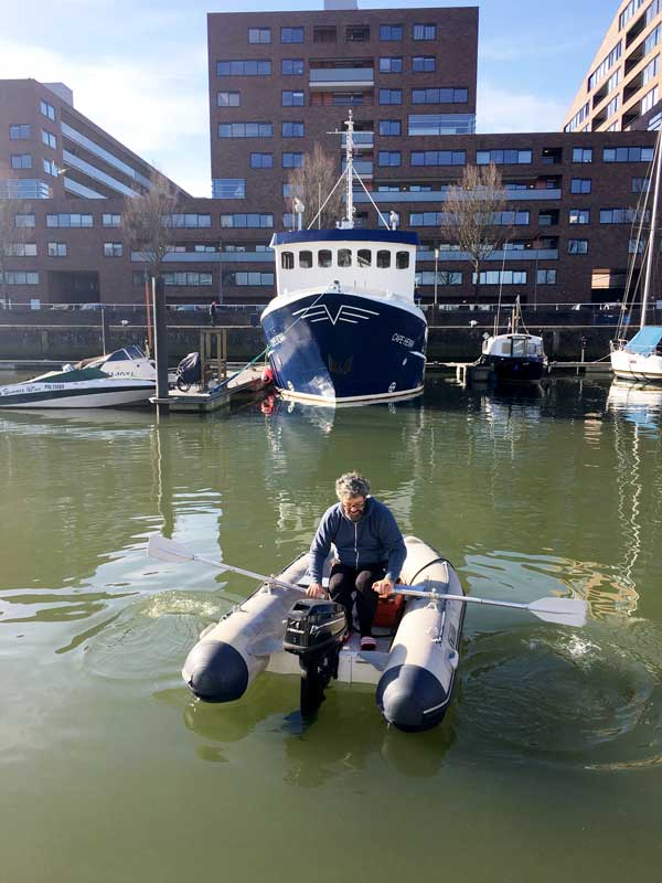 Nachdem der Motor ausfällt, muss Thomas durch den ganzen Hafen zurückrudern