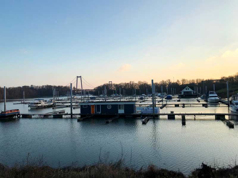 Es liegen nur ganz wenige Boote im Yachthafen Emmerich, der offiziell geschlossen ist
