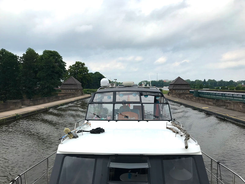Blick auf unser Boot, wie wir über die alte Brücke des Mittellandkanals über die Weser fahren