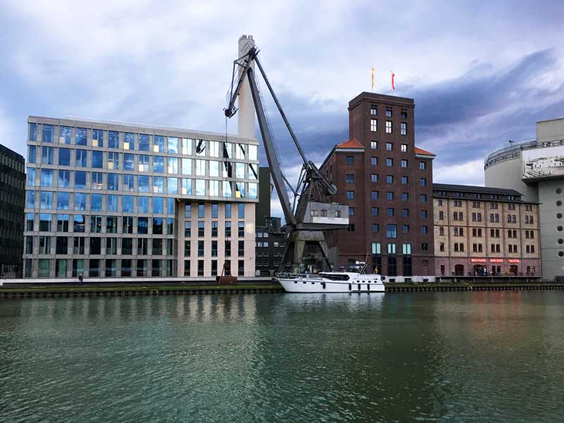 Wir legen im Stadthafen Münster unter einem alten Industriekran an