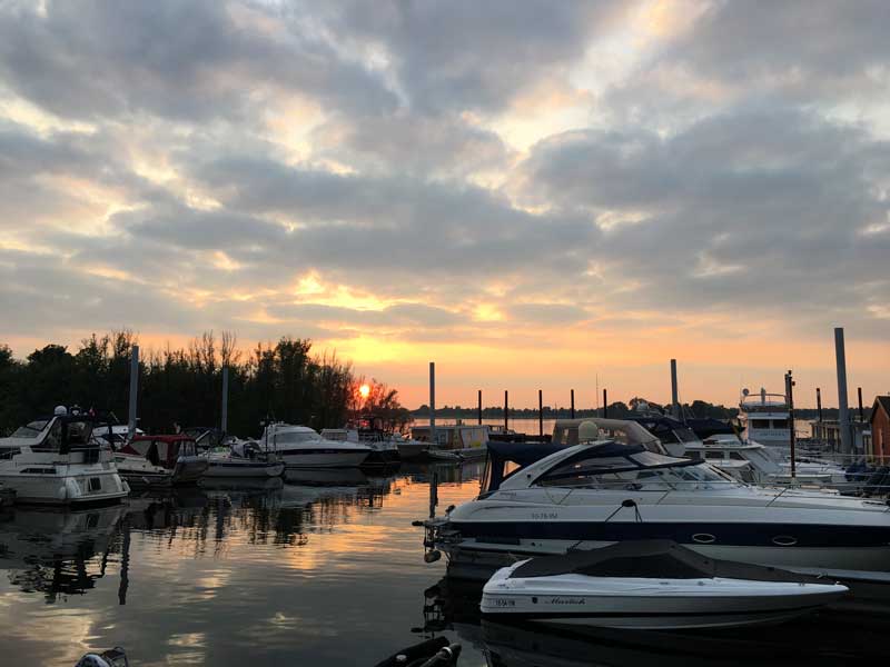 Sonnenuntergang mit kitschigen Farben über dem Yachthafen de Bijland