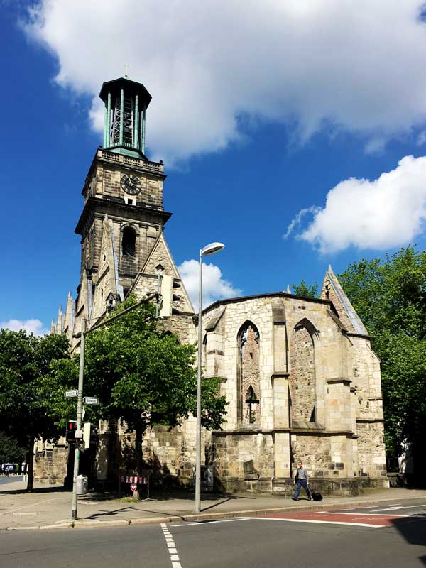 Von der Aegidienkirche in Hannover stehen nur noch die Außenmauern und der Turm