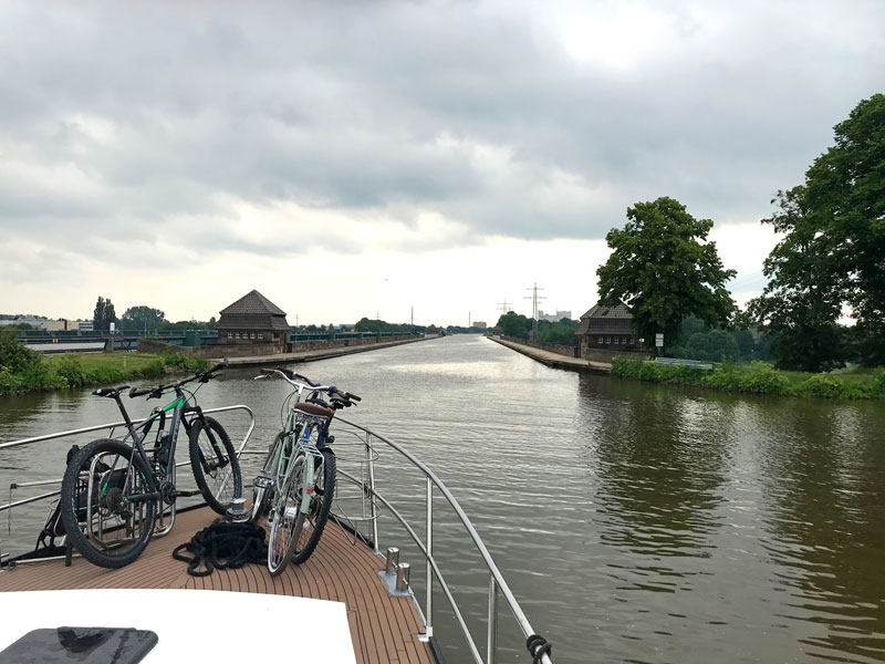 Die Brücke des Mittellandkanals über die Weser bei Minden hat zwei Rinnen. Die alte darf nur noch durch Sportboote befahren werden