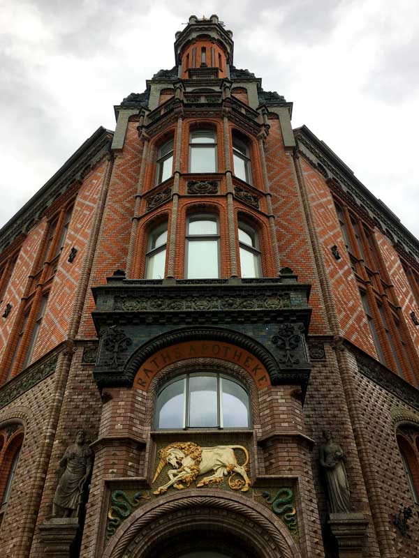 Das Alte Rathaus von Hannover ist aus rotem Backstein gebaut und reich verziert