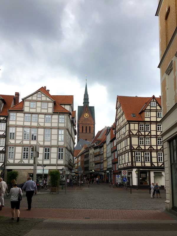 Um die Marktkirche Hannover herum stehen zahlreiche alte Fachwerkhäuser