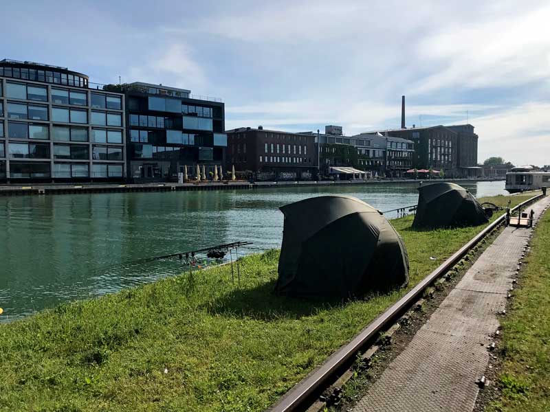 Angler haben am Ufer des Stadthafens Münster ihre Zelte aufgeschlagen