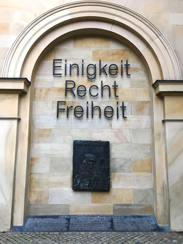 Am Leineschloss Hannover ist eine Gedenktafel für August Heinrich Hoffman von Fallersleben angebracht. Es ist ein Reliefporträt des Dichters, überschrieben mit den Worten Einigkeit Recht Freiheit"