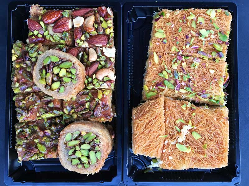 Unterschiedliche Baklava in zwei Plastikschalen