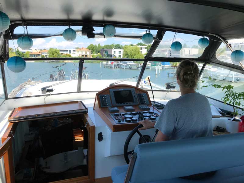 Blick ins Cockpit: Barbara steuert das Boot in die Marina Bortfeld