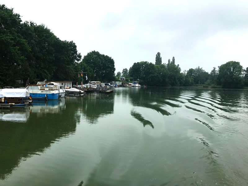 Der Hafen des WSV Preussisch Oldendorf liegt ungeschützt am Mittellandkanal, so dass unsere Bugwelle beim Vorbeifahren die Schiffe bewegt, obwohl wir langsam fahren