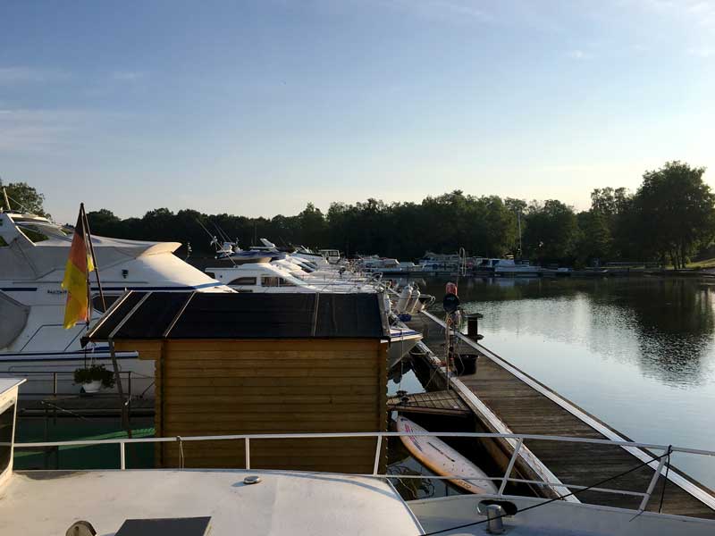 Blick vom Boot über den Steg des Yachthafens Flaesheim
