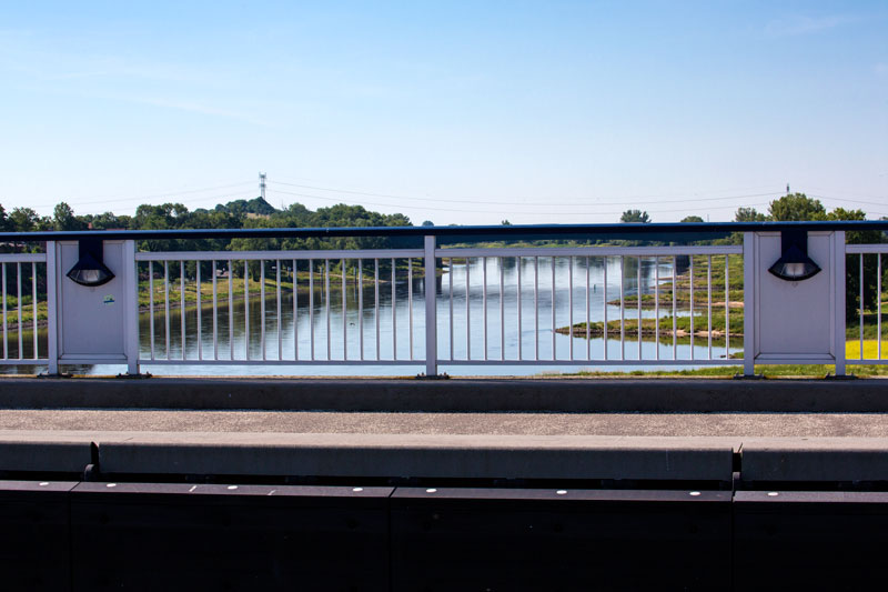 Blick von der Brücke des Mittellandkanals auf die Elbe bei Magdeburg